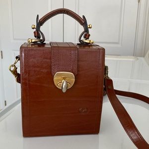 Leather box style purse, removable shoulder strap, fully lined, zipper pocket